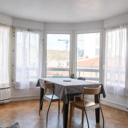 Spacious T4 Near Town Center 아파트 불로니으 빌렁꾸흐