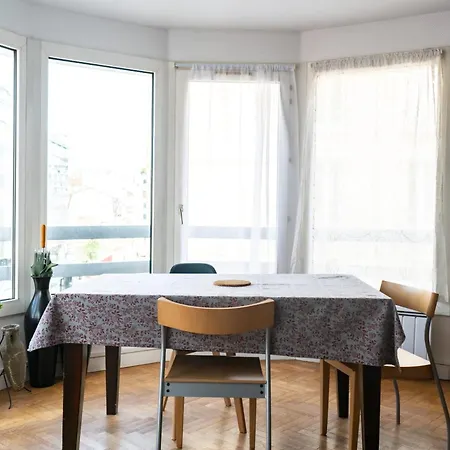 Spacious T4 Near Town Center 아파트 불로니으 빌렁꾸흐